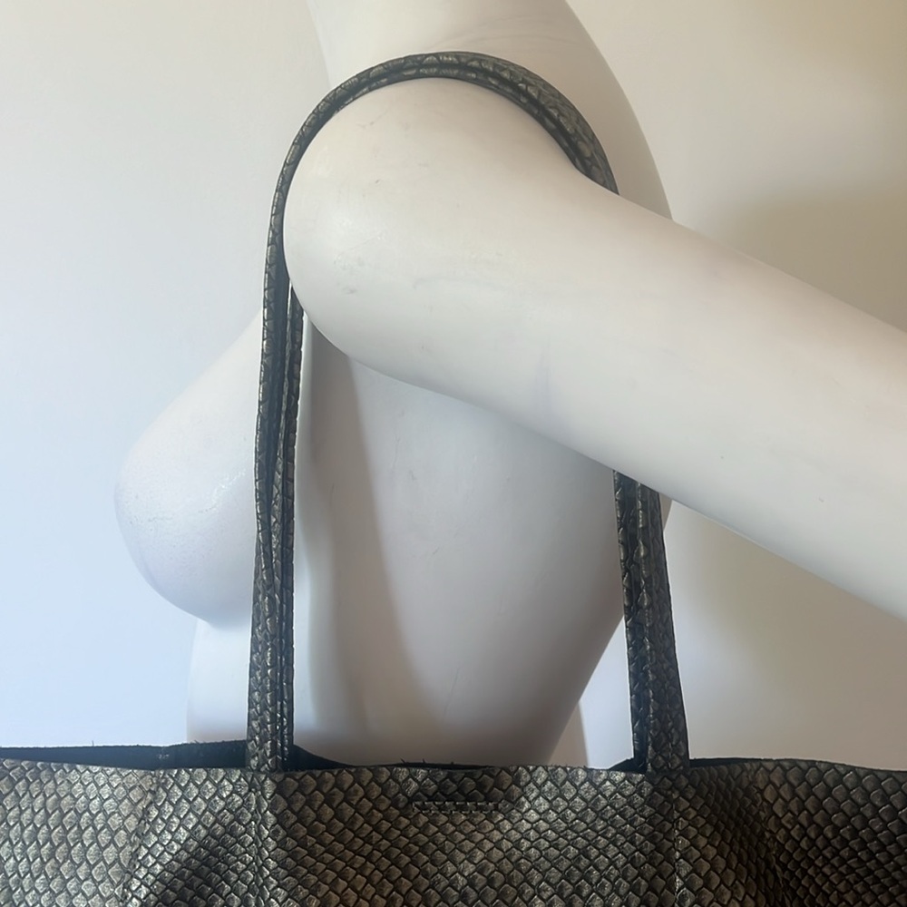 Streets Ahead Leather Elegant Black and Gold Tote Bag - Picture 3 of 11